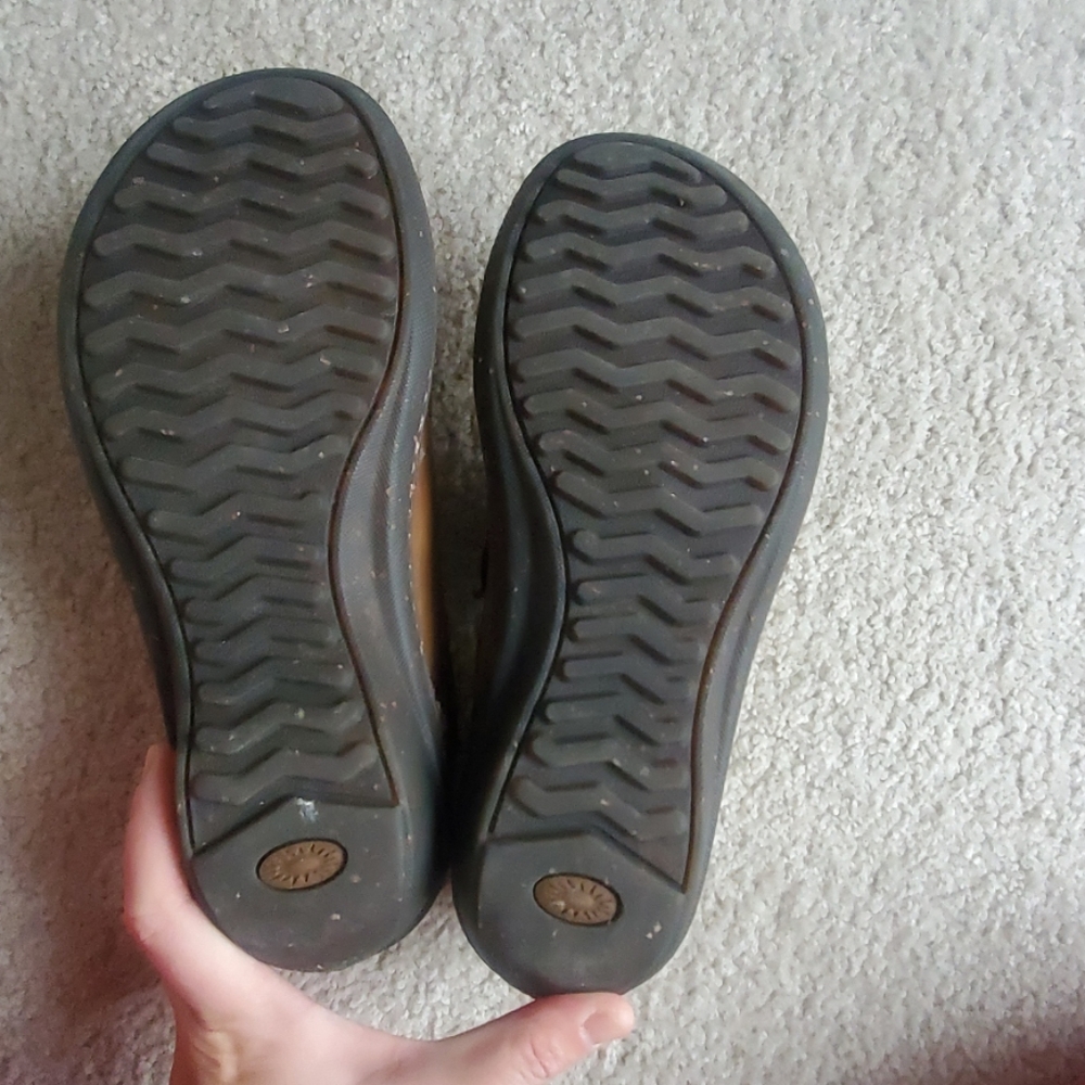 Ugg Size 7 - image 2